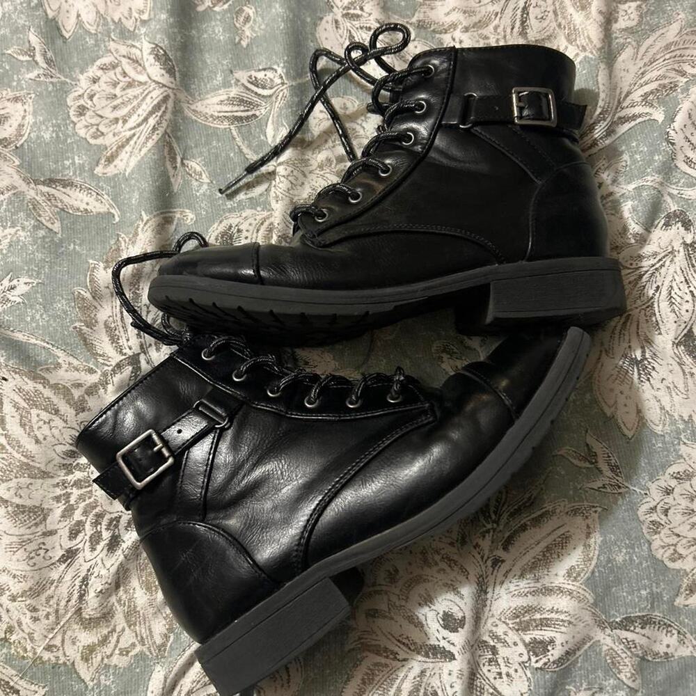 Black leather lace up combat boots size 5